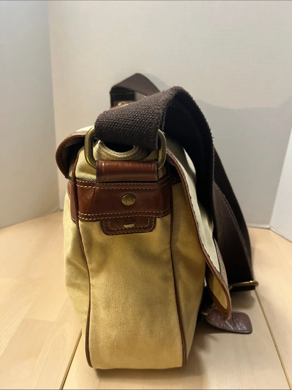 FOSSIL Tan Canvas w/ Brown Leather Trim & Brown Strap Messenger Bag Commuter Bag